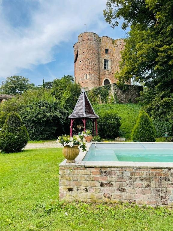 Piscine du domaine au pied du donjon médiéval