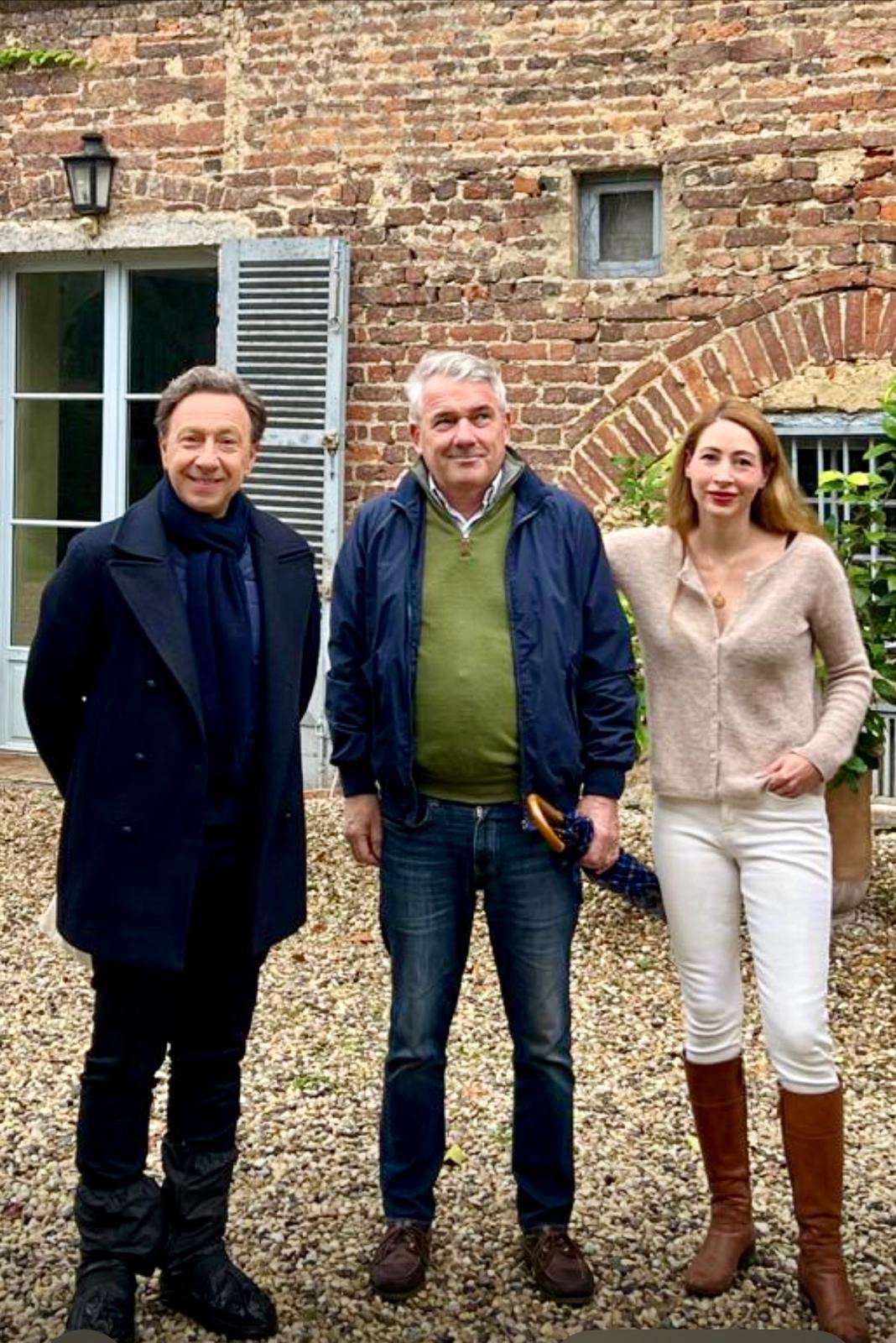 Stéphane Bern, Franck Richard du Montellier et son épouse dans la cour du château
