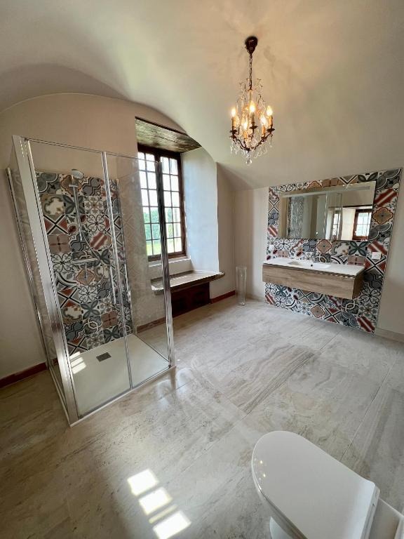 Seconde vue de la salle de bain voûtée et de son miroir