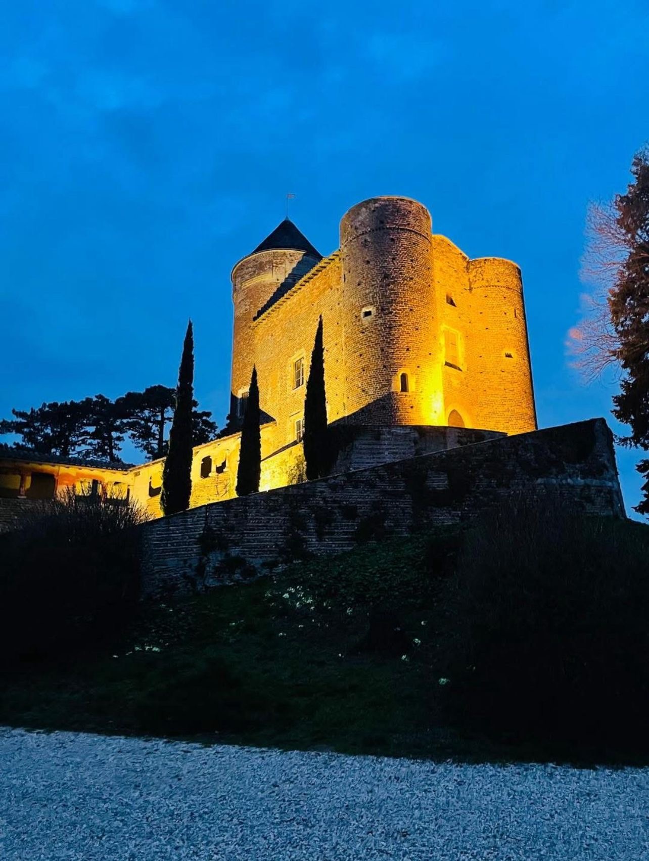 Le donjon du Château du Montellier illuminé à la tombée de la nuit