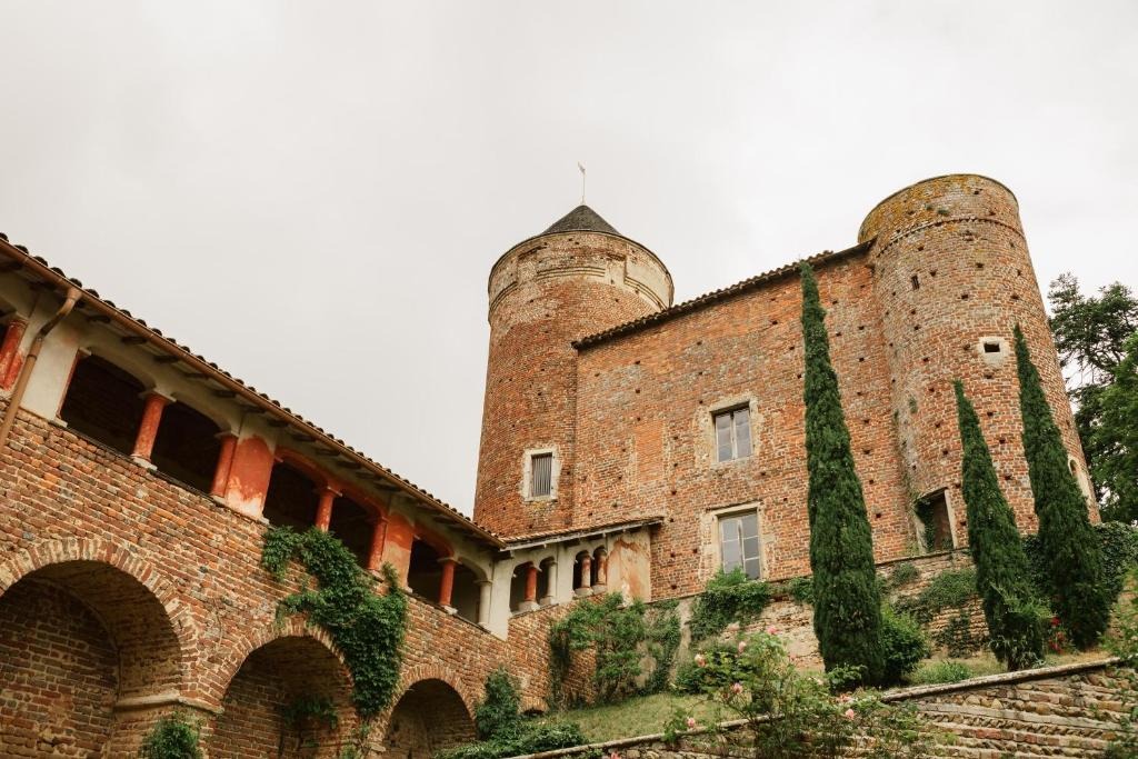 Les tours et la galerie à arcades du Château du Montellier