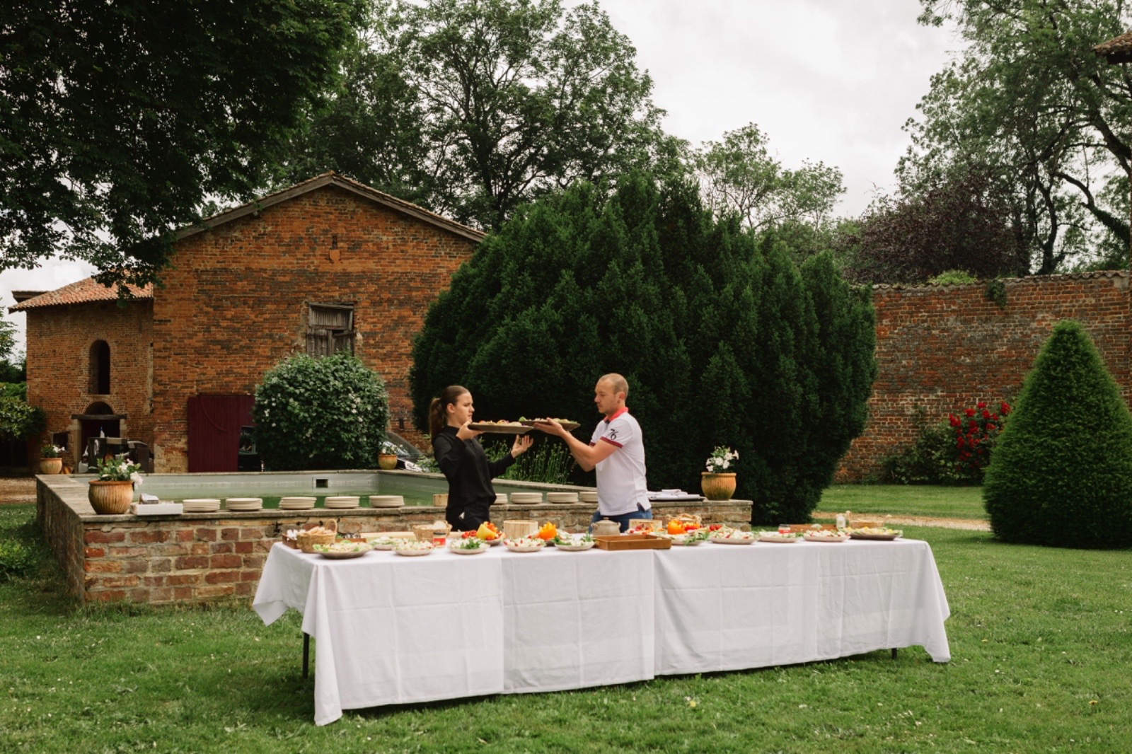 Buffet traiteur dressé devant le bassin du parc