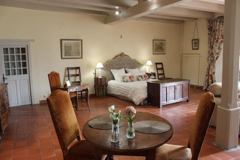 Vue d'ensemble de la suite avec table et fauteuils anciens