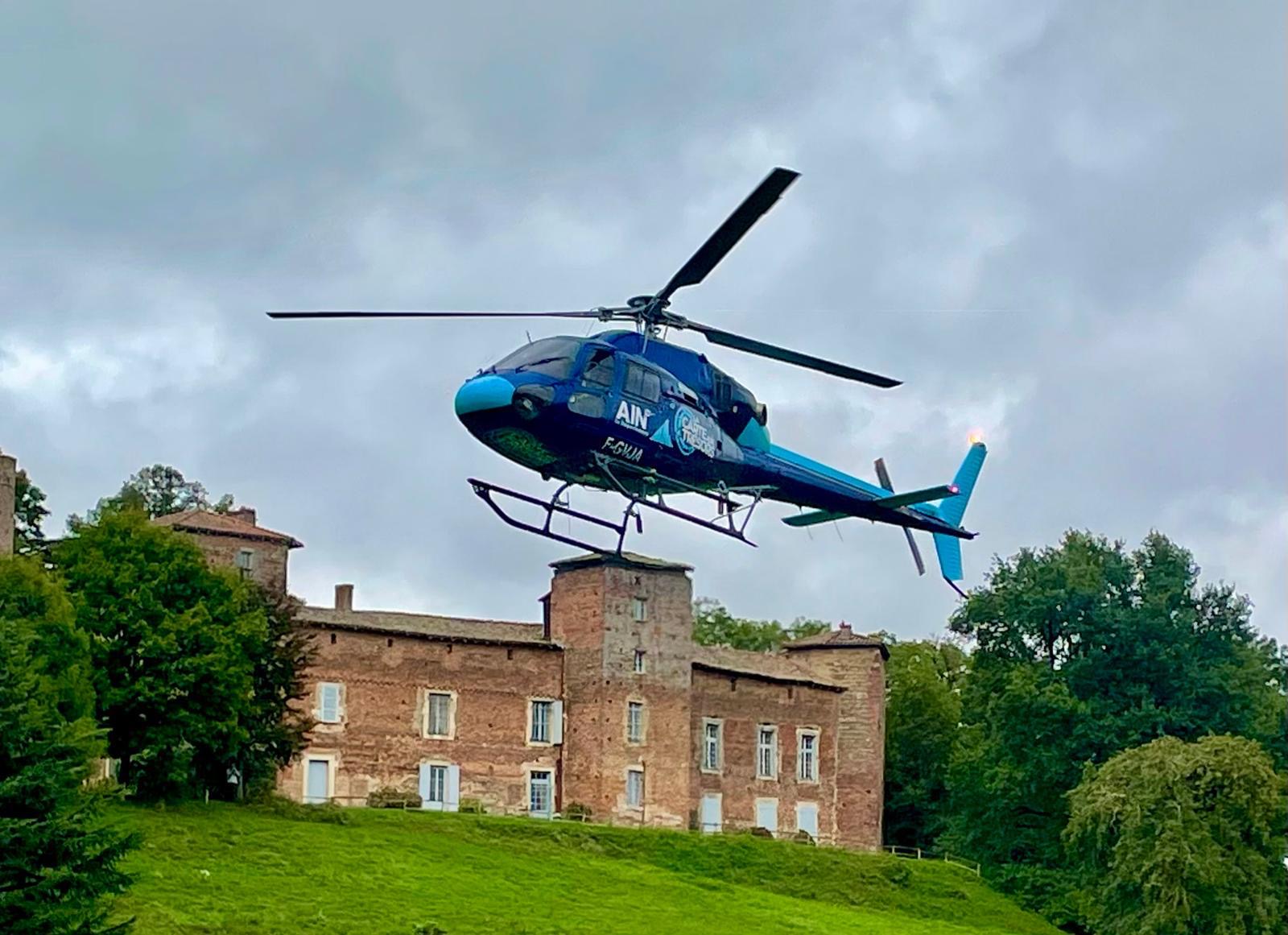 Arrivée en hélicoptère au-dessus du château
